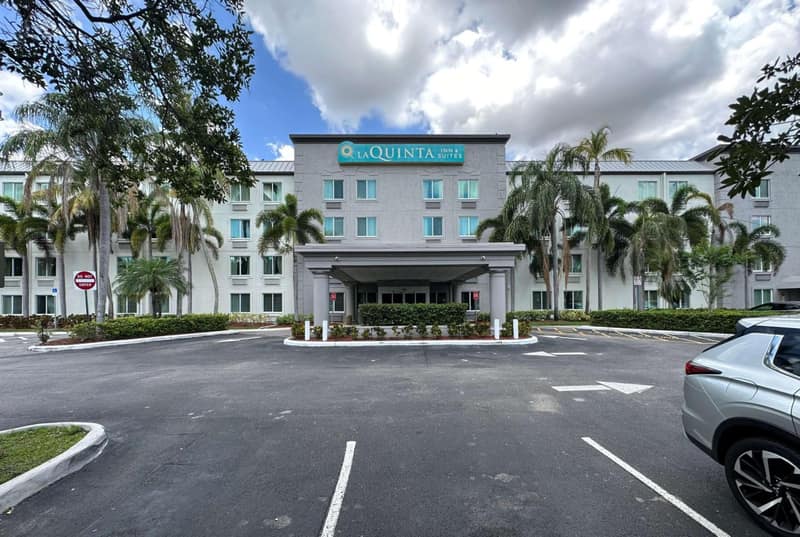La Quinta Inn & Suites by Wyndham Sawgrass — building