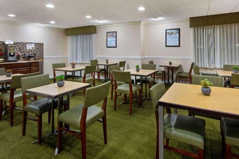 La Quinta Inn & Suites by Wyndham Sawgrass — photo 6
