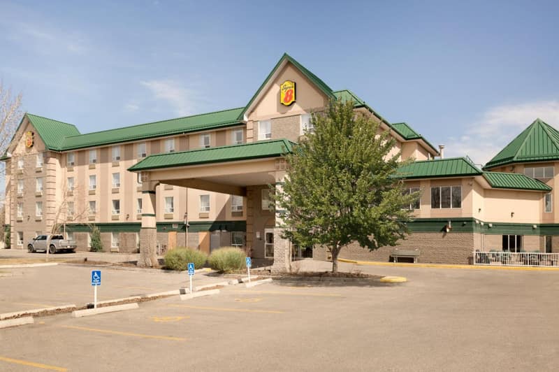 Super 8 by Wyndham Calgary Shawnessy Area — building