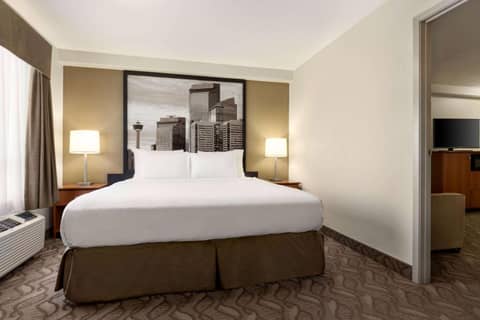 Super 8 by Wyndham Calgary Shawnessy Area — photo 3