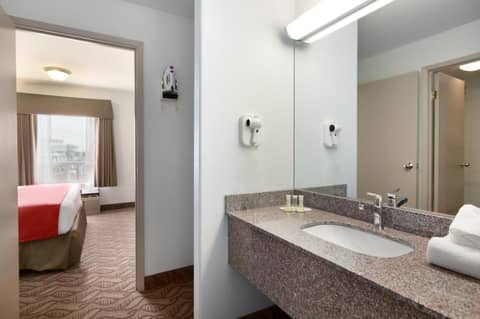 Super 8 by Wyndham Calgary Shawnessy Area — photo 7