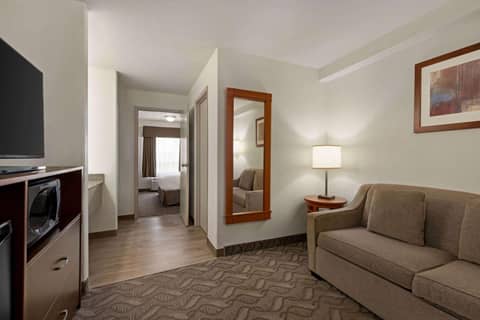Super 8 by Wyndham Calgary Shawnessy Area — photo 9