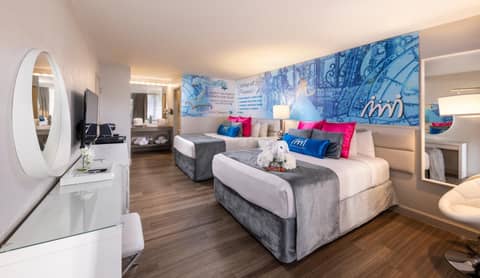 Magic Moment Resort & Kids Club Lake Buena Vista South, Dazzler Select by Wyndham - Free Shuttle to Theme Parks! — hotel room