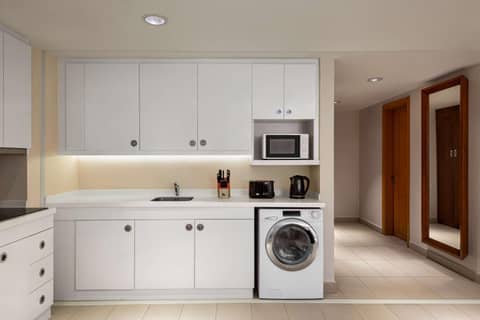 Levatio Suites Muscat, a member of Radisson Individuals — kitchen