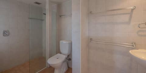 Norfolk Luxury Beachfront Apartments Gold Coast — bathroom