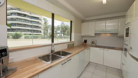 Norfolk Luxury Beachfront Apartments Gold Coast — kitchen