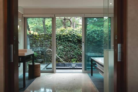 The Seaes Hotel & Resort — bathroom