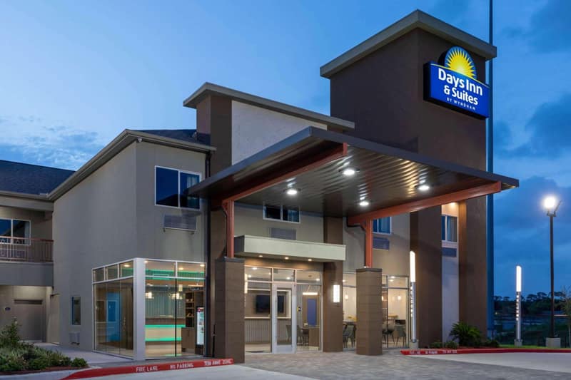 Days Inn & Suites by Wyndham Downtown/University of Houston — building