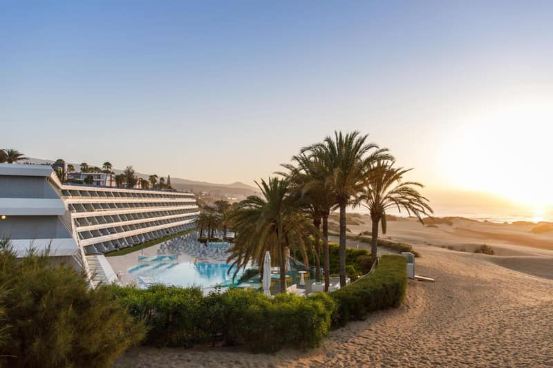 Santa Monica Suites Hotel — building