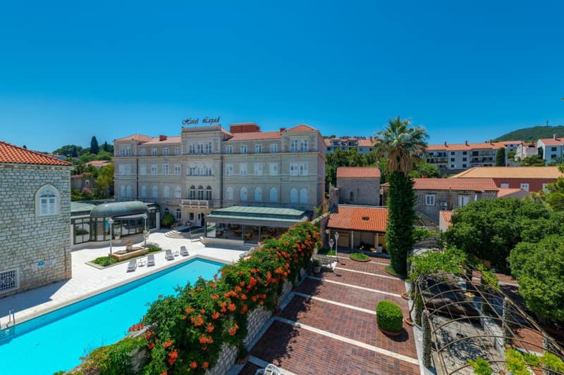Hotel Lapad — building