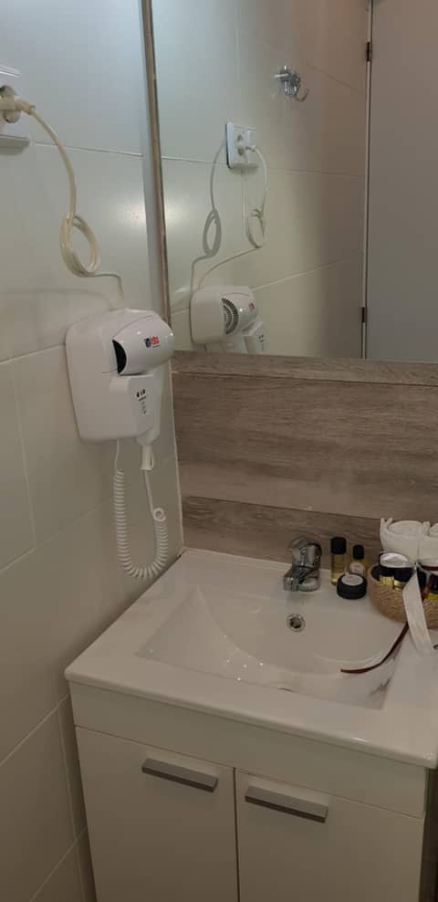Le Petit Palü-Fuencarral — bathroom