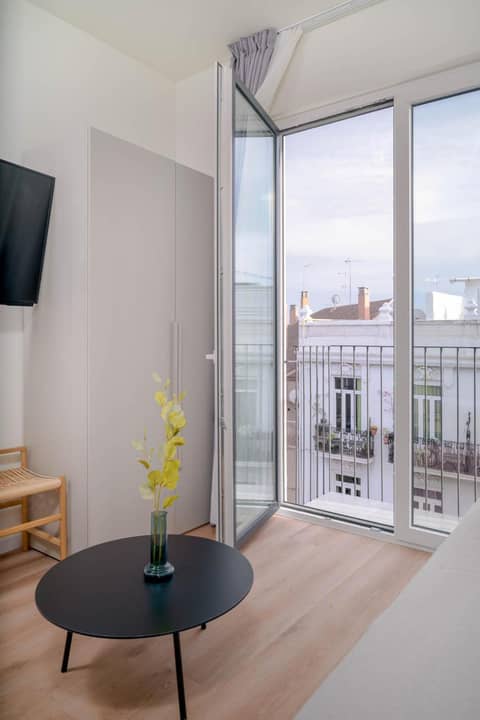 Limehome Valencia Carrer de Sant Jacint — hotel room
