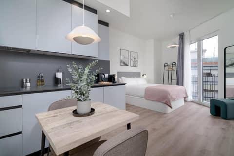 Limehome Valencia Carrer de Sant Jacint — hotel room