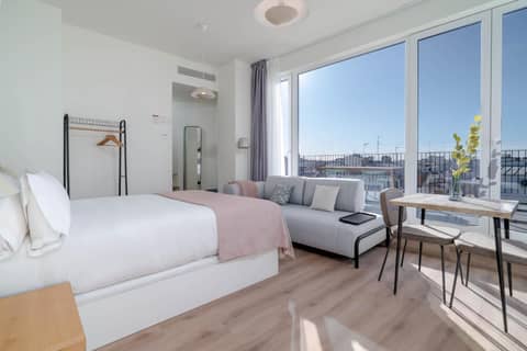 Limehome Valencia Carrer de Sant Jacint — hotel room