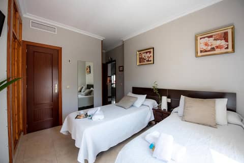 Hostal La Muralla — hotel room