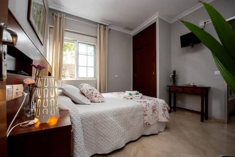 Hostal La Muralla — hotel room
