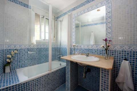 Hostal La Muralla — bathroom
