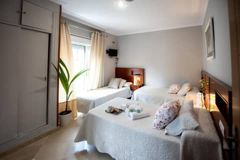 Hostal La Muralla — hotel room