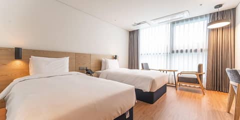 Grand Moment — hotel room