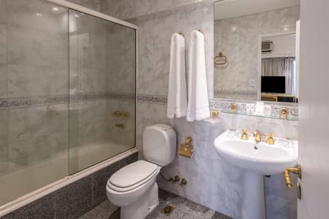 Exe Hotel Colón — bathroom