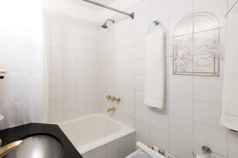 Exe Hotel Colón — bathroom