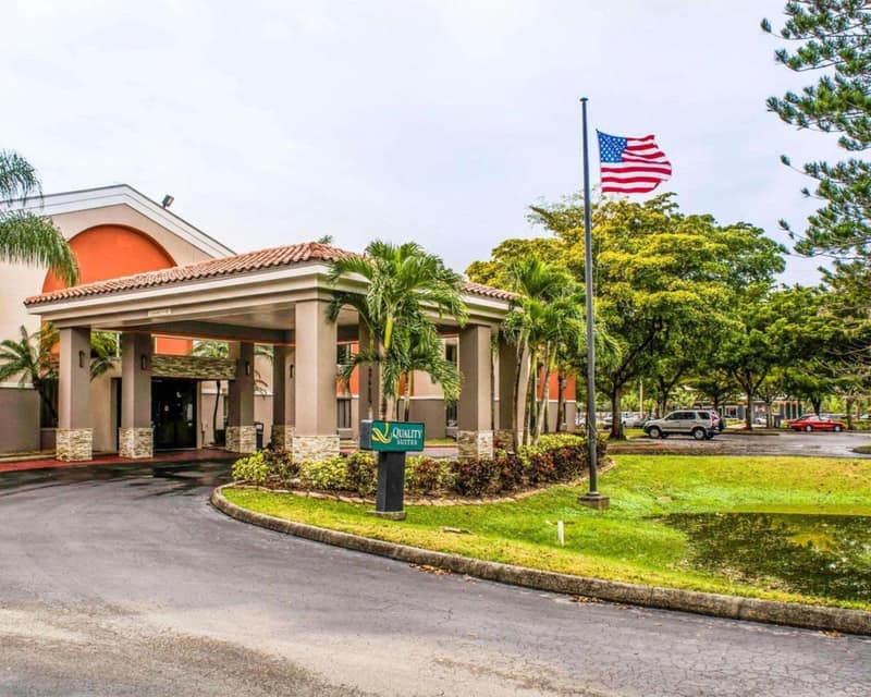 Quality Suites Fort Myers I-75 — building