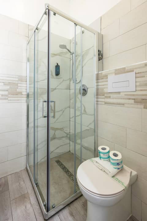 Hotel Bella Napoli — bathroom