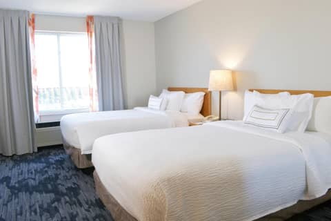 Fairfield Inn & Suites Indianapolis East — hotel room