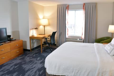 Fairfield Inn & Suites Indianapolis East — hotel room