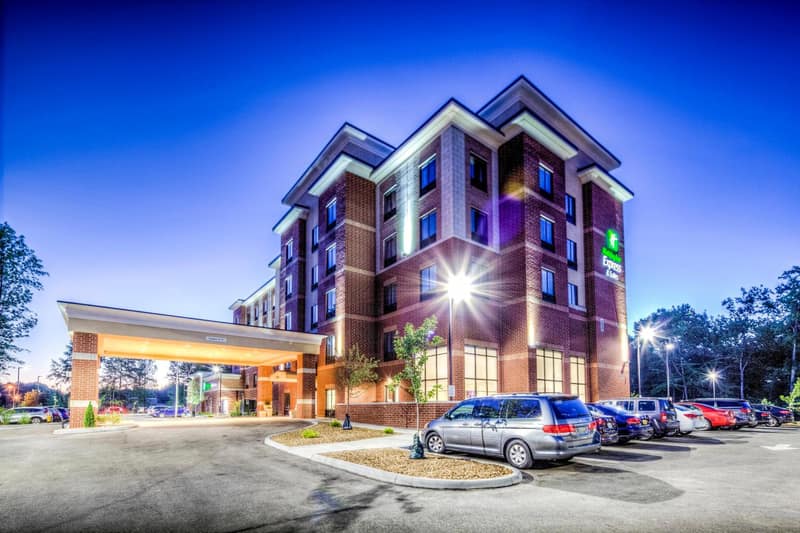 Holiday Inn Express & Suites Cleveland/Westlake by IHG — building