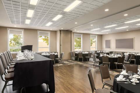 Grand Hotel & Conference Centre Calgary Airport, an Ascend Collection Hotel — photo 4