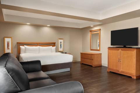 Grand Hotel & Conference Centre Calgary Airport, an Ascend Collection Hotel — photo 7