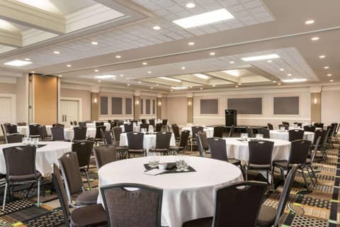 Grand Hotel & Conference Centre Calgary Airport, an Ascend Collection Hotel — photo 8