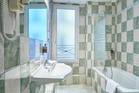 Hôtel Kabanel by Happyculture — bathroom