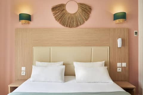 Hôtel Kabanel by Happyculture — hotel room