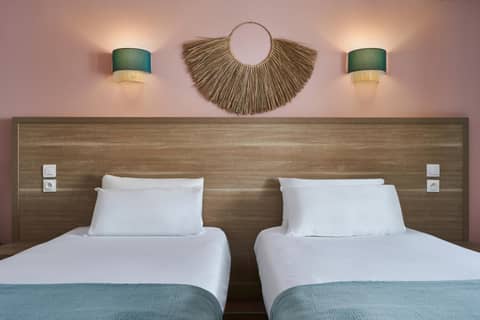 Hôtel Kabanel by Happyculture — hotel room