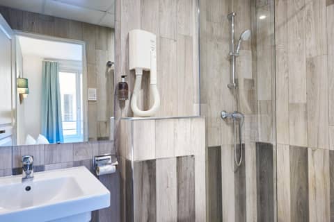 Hôtel Kabanel by Happyculture — bathroom