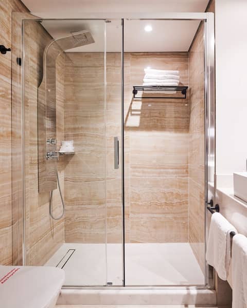 Hotel Mediterranean — bathroom