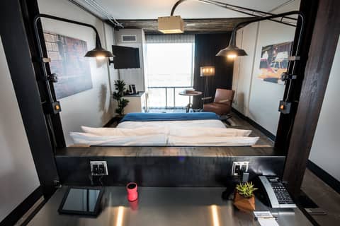 FOUNDRE Phoenix — hotel room