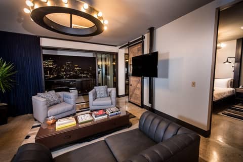 FOUNDRE Phoenix — hotel room