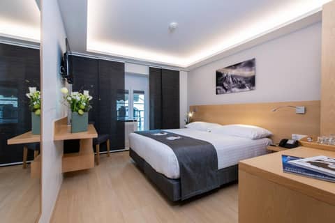 Hotel des Alpes — hotel room