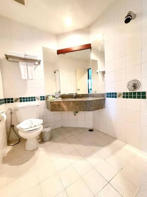 C & N Hotel Patong Phuket — bathroom