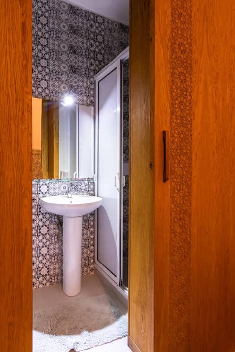 Hotel Toulousain — bathroom