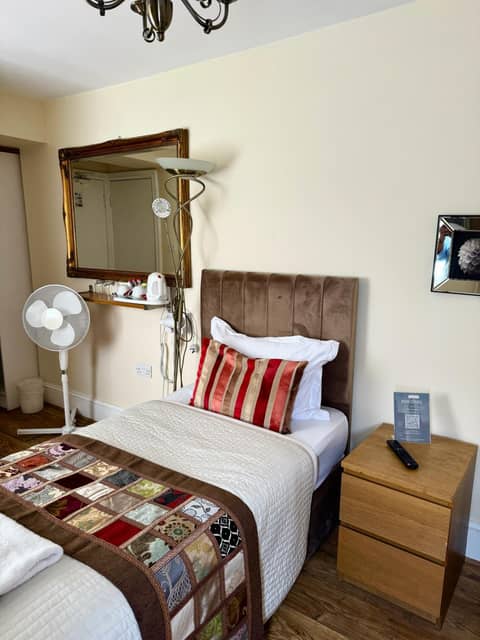ABC Hyde Park Hotel — hotel room