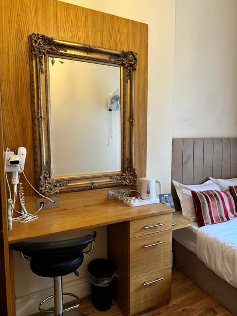 ABC Hyde Park Hotel — hotel room