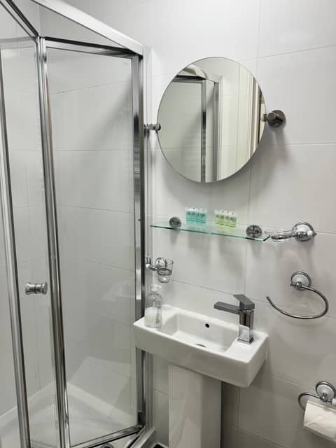 ABC Hyde Park Hotel — bathroom