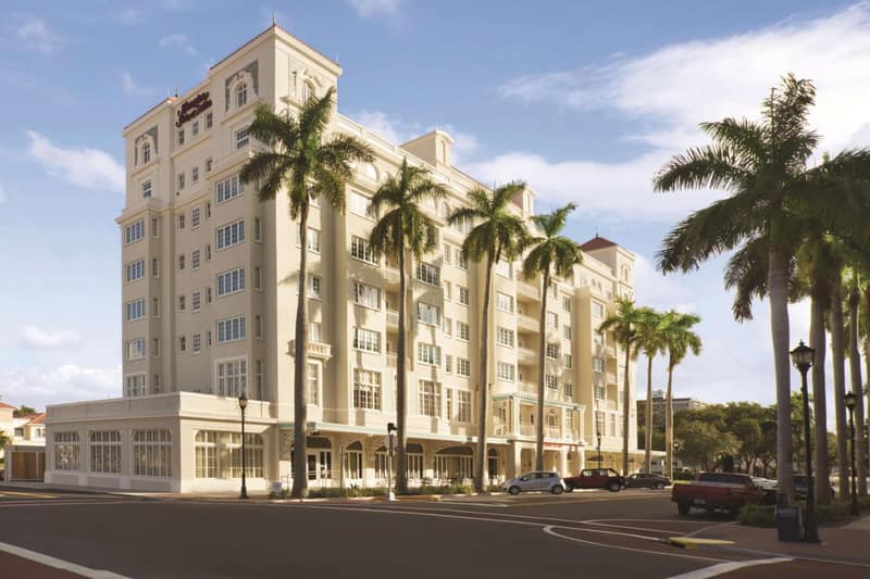 Hampton Inn & Suites Bradenton — building