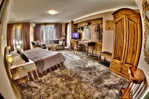 Meg-Lozenetz Hotel — hotel room
