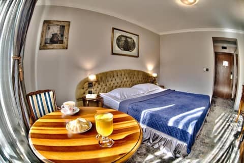 Meg-Lozenetz Hotel — hotel room