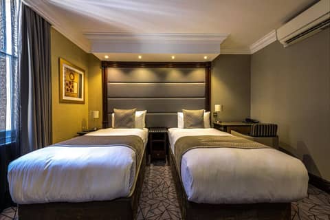 Hyde Park International — hotel room